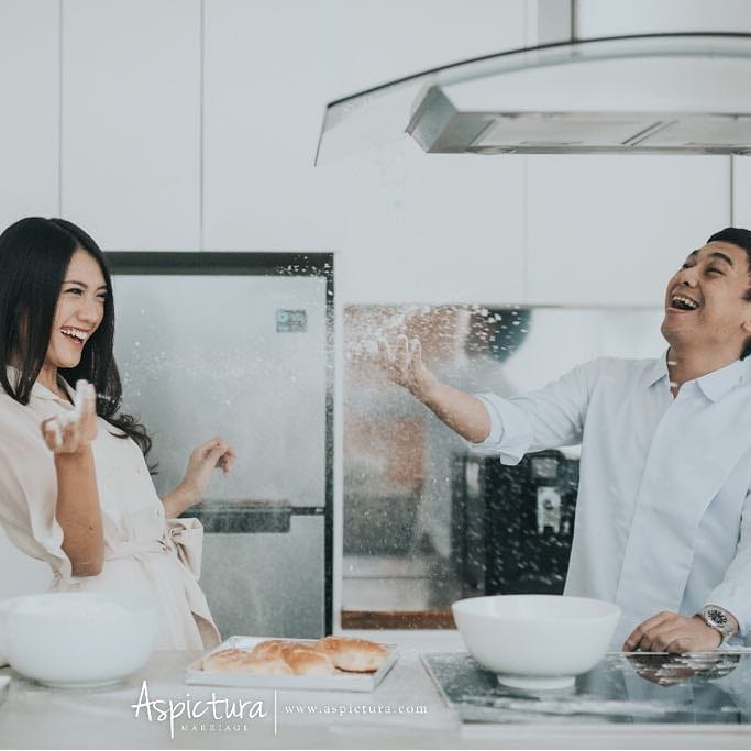 Tanpa bersentuhan, prewedding 8 pasang seleb ini tetap romantis