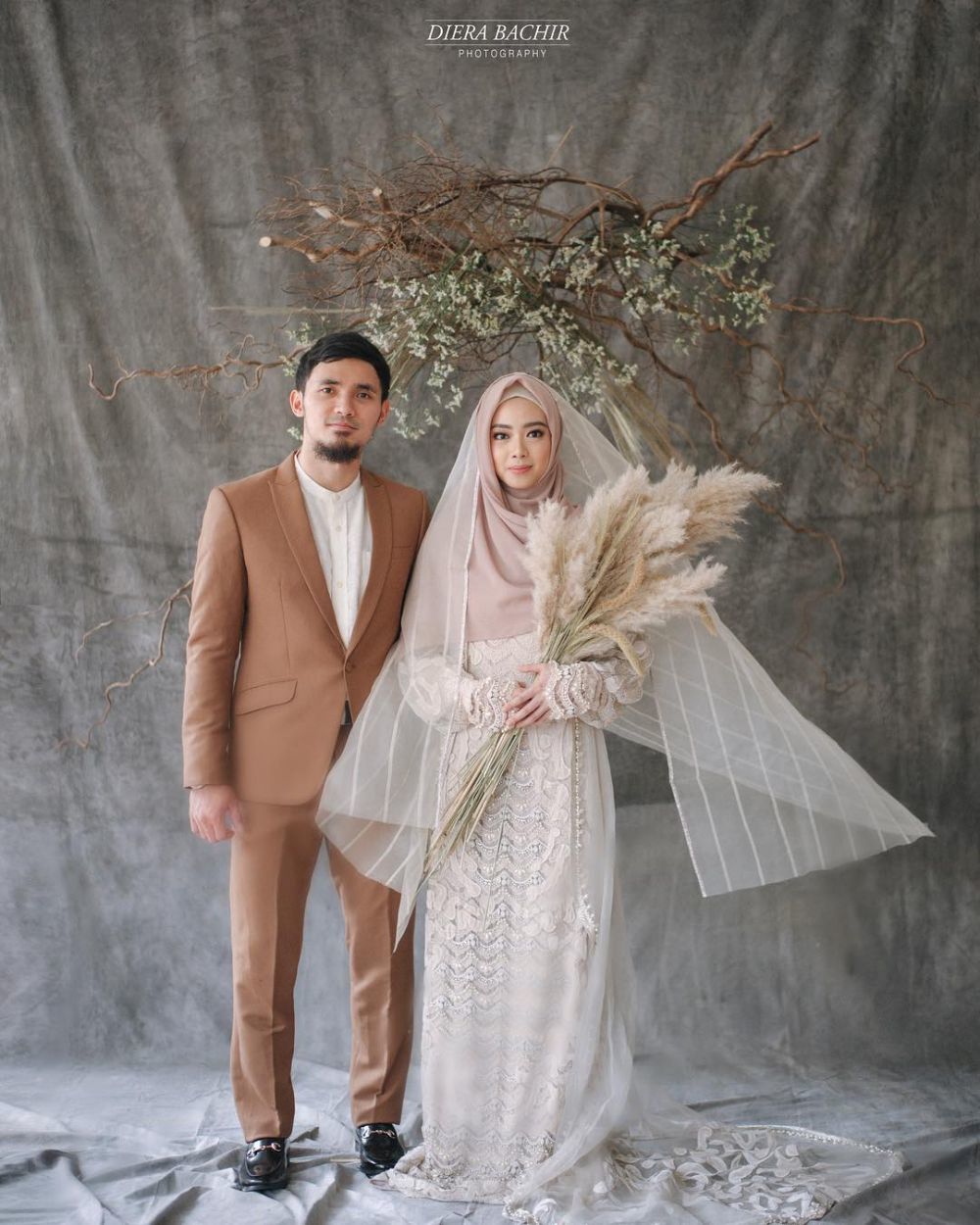 Tanpa bersentuhan, prewedding 8 pasang seleb ini tetap romantis