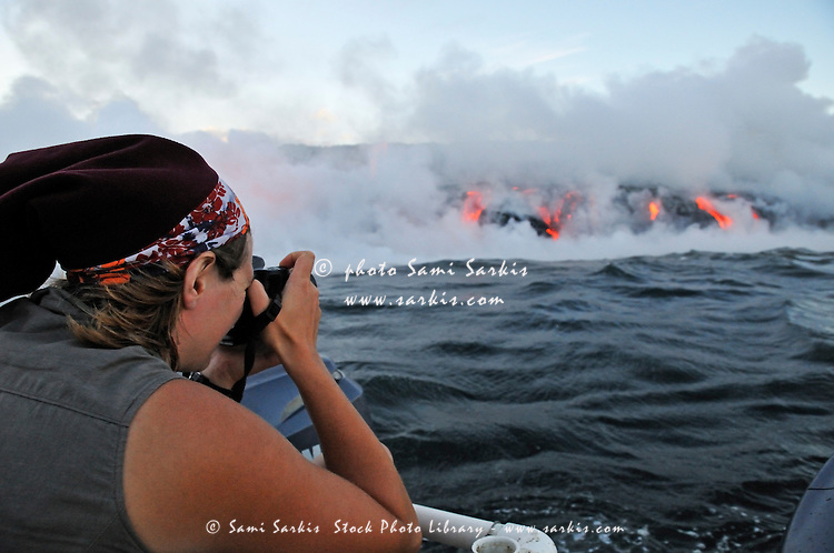 Naik Perahu Bisa Lihat Lava Gunung Dari Dekat di Hawaii