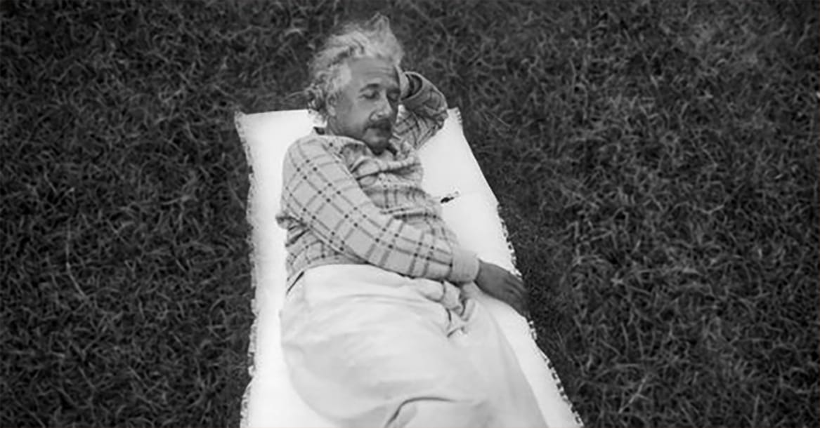 7 Kebiasaan Nyeleneh Albert Einstein Yang Katanya Mencerdaskan Otak