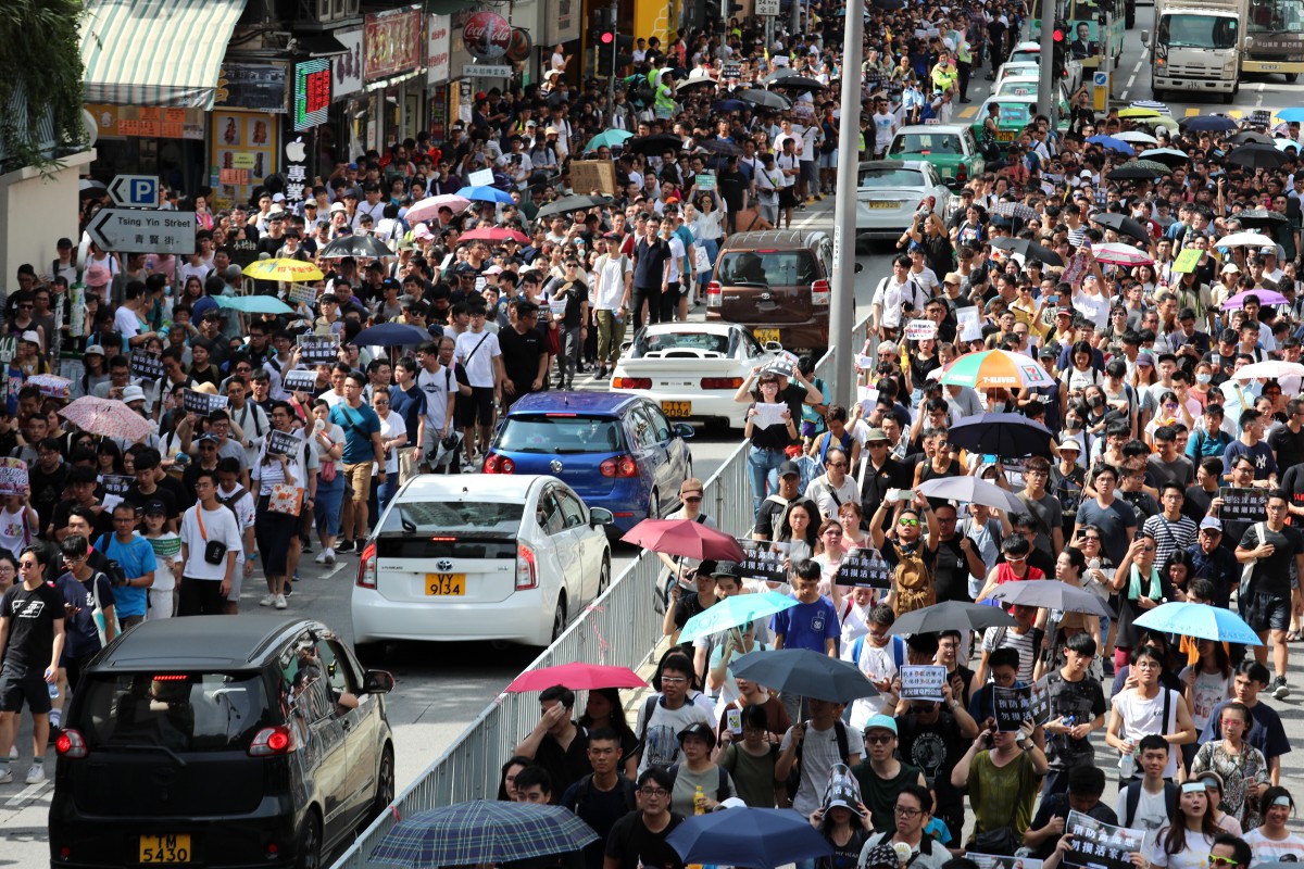 Large crowd gathers in Hong Kong to protest against noisy middle-aged 