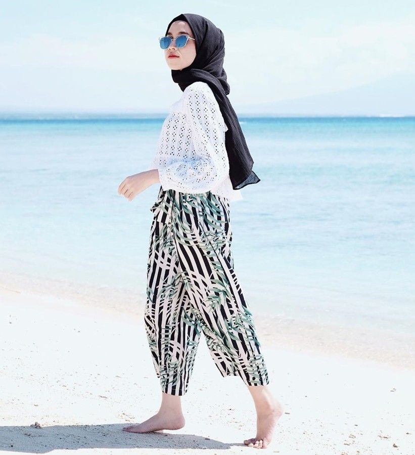 sista hijabers suka ke pantai ? ini referensi style hijab 2019 yang pas.