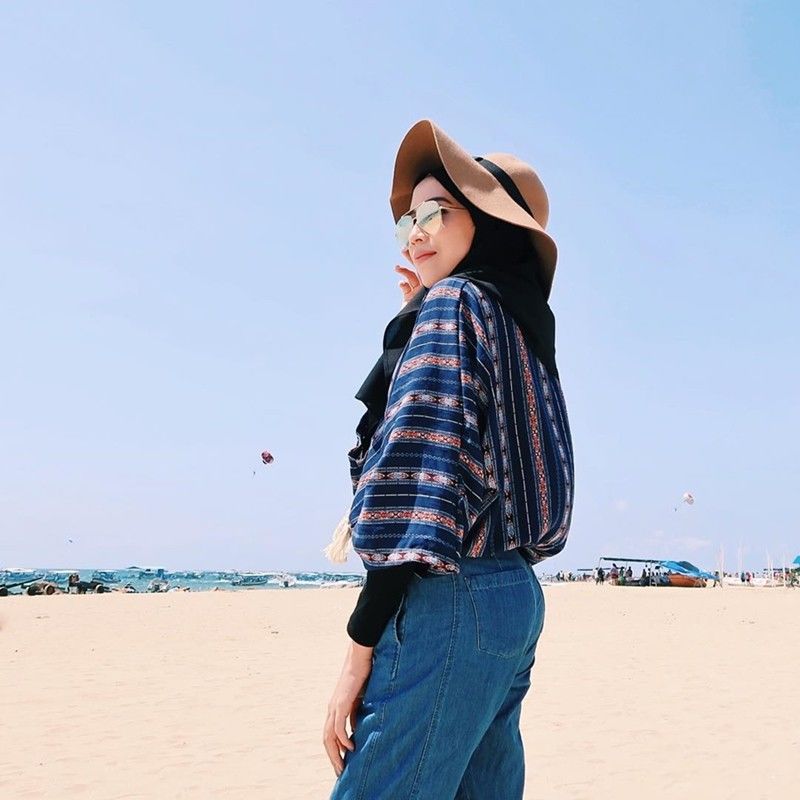 sista hijabers suka ke pantai ? ini referensi style hijab 2019 yang pas.