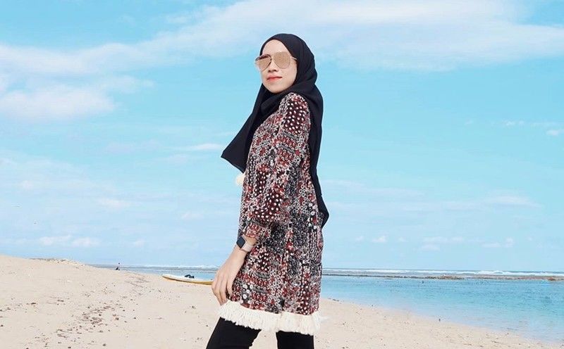 sista hijabers suka ke pantai ? ini referensi style hijab 2019 yang pas.
