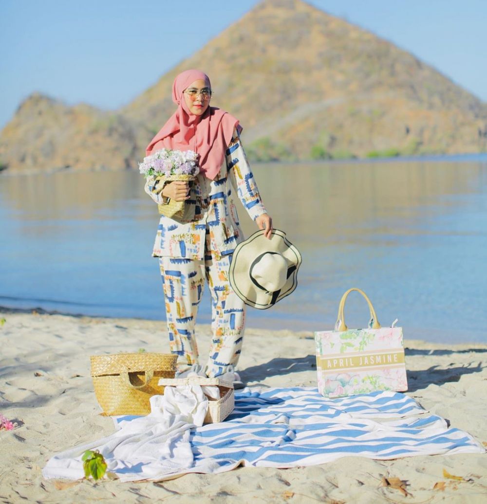 pakai-piama-di-pantai-labuan-bajo-ini-9-pesona-april-jasmine-bak-abg