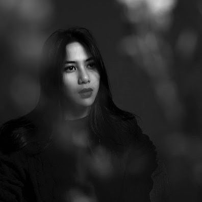 10 Potret Fotogenik Nuansa Hitam Putih Adinda Thomas Yang Memukau!