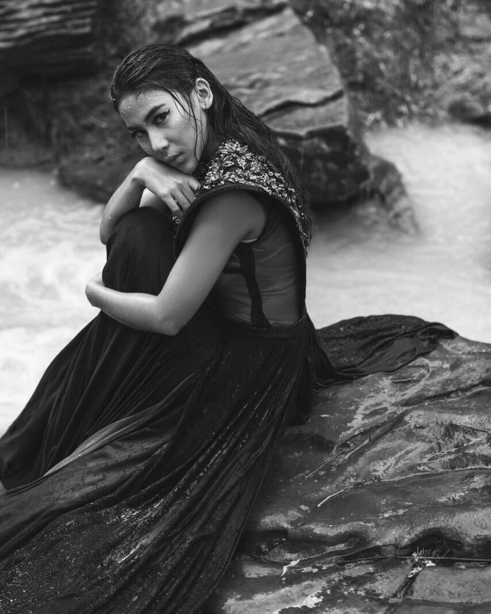 10 Potret Fotogenik Nuansa Hitam Putih Adinda Thomas Yang Memukau!