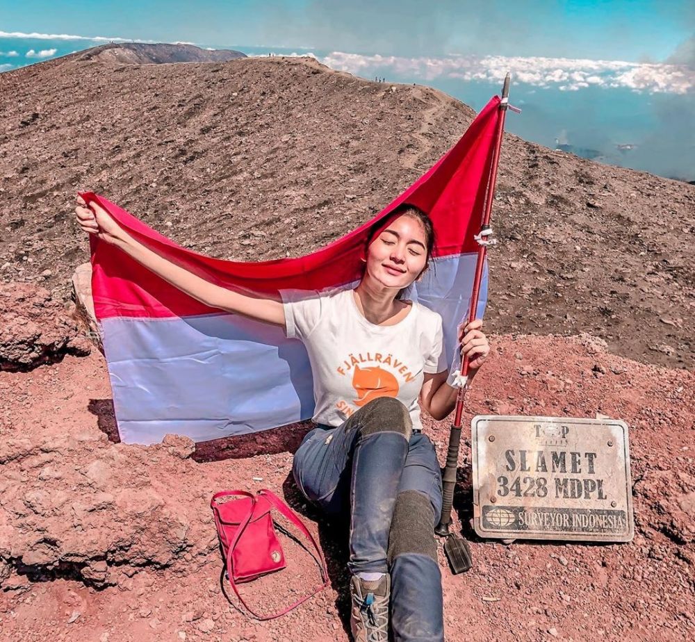 10 Potret Debi Sagita Ketika Di Gunung Yang Perlu Ditiru