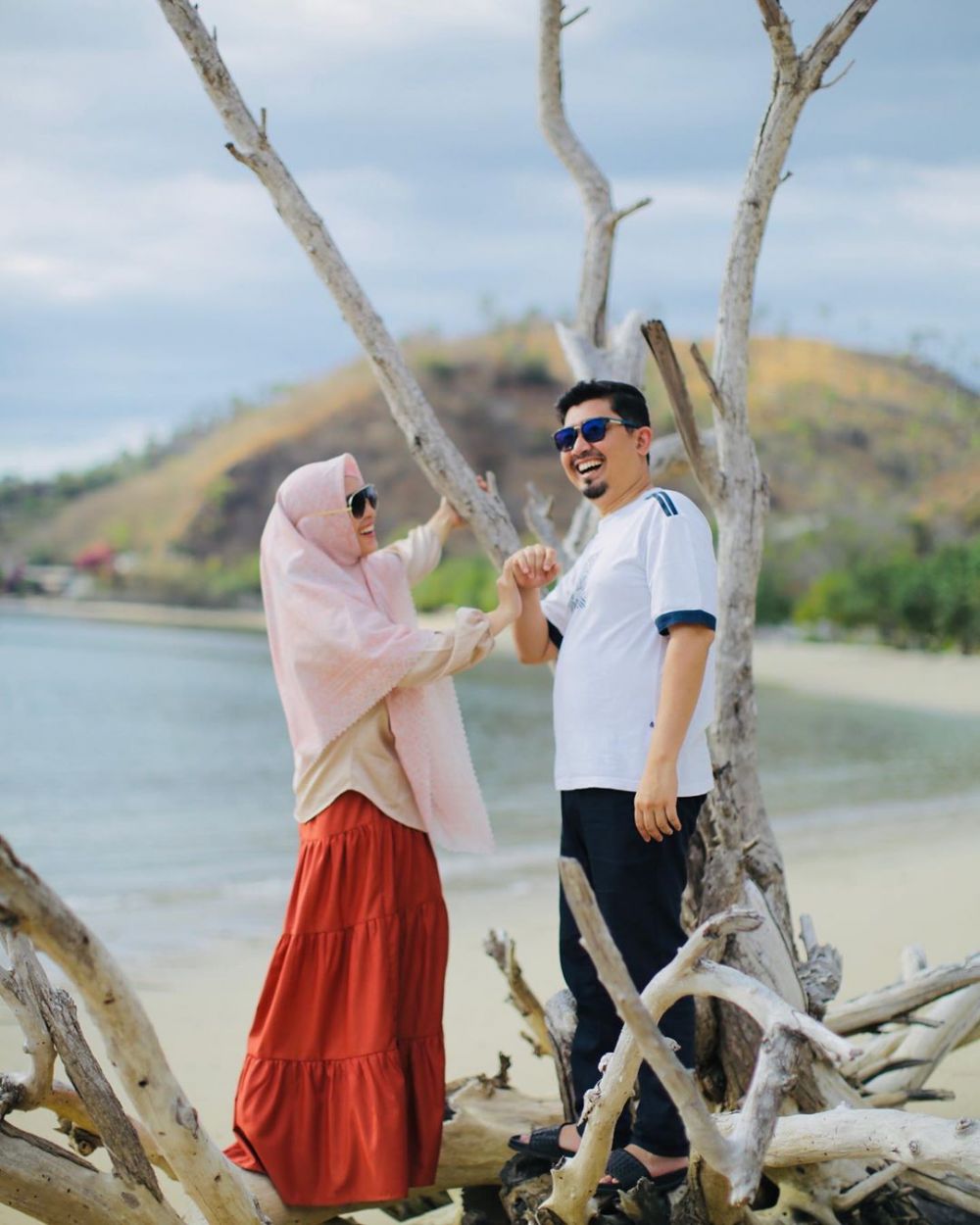 Bak Honeymoon, 10 Potret Mesra Ustaz Solmed dan April di Labuan Bajo 