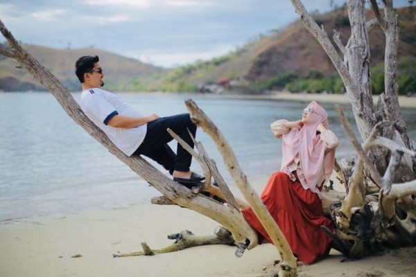 Bak Honeymoon, 10 Potret Mesra Ustaz Solmed dan April di Labuan Bajo 