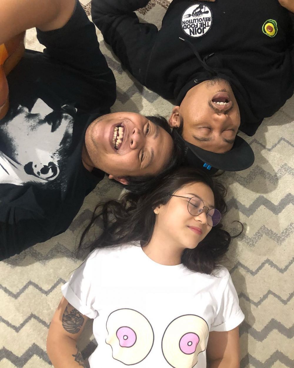 10 Gaya Foto Nyentrik Ala Danilla Riyadi, Gokil Abis! 