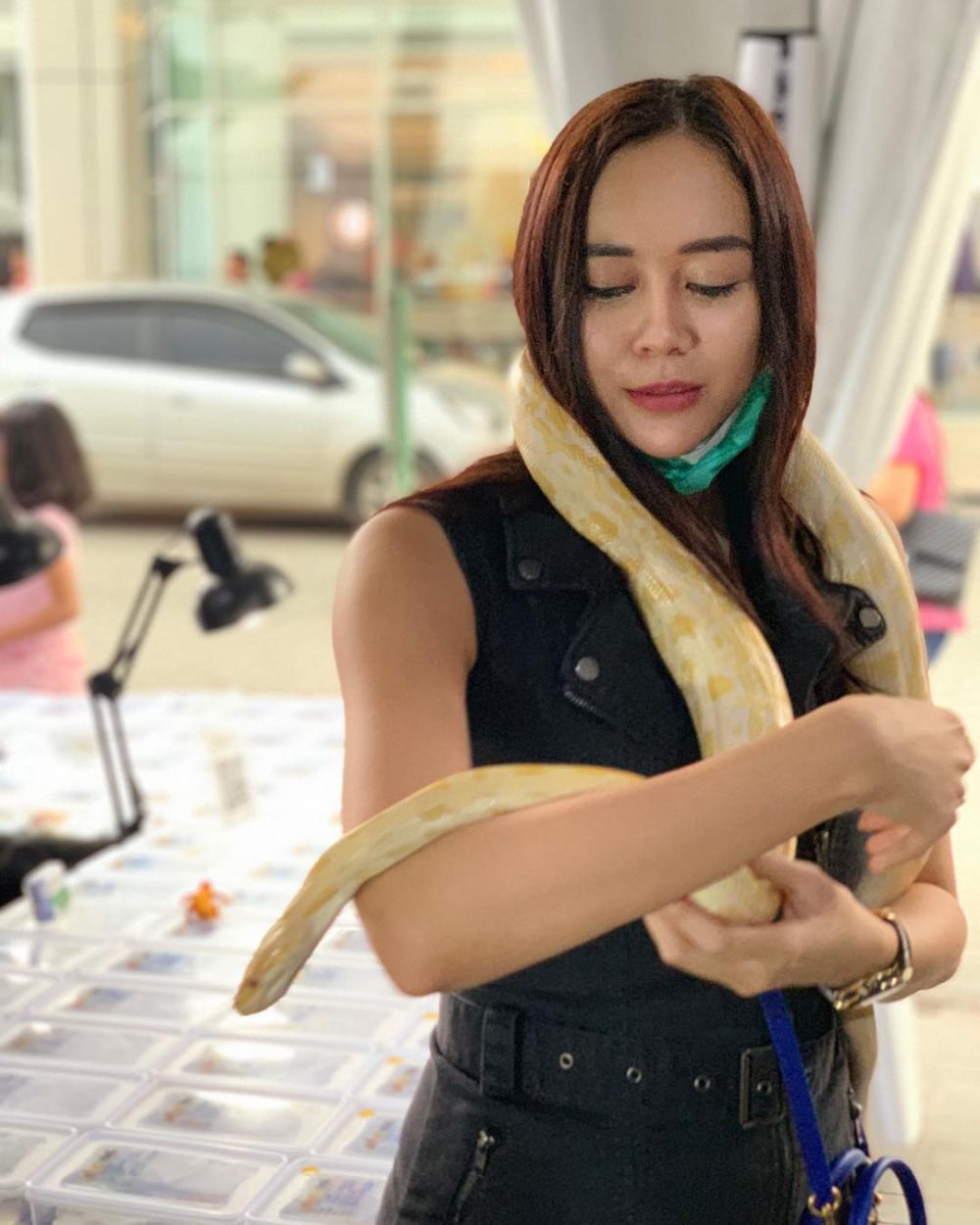 Bikin Ngilu, 10 Potret Aura Kasih Dengan Ular