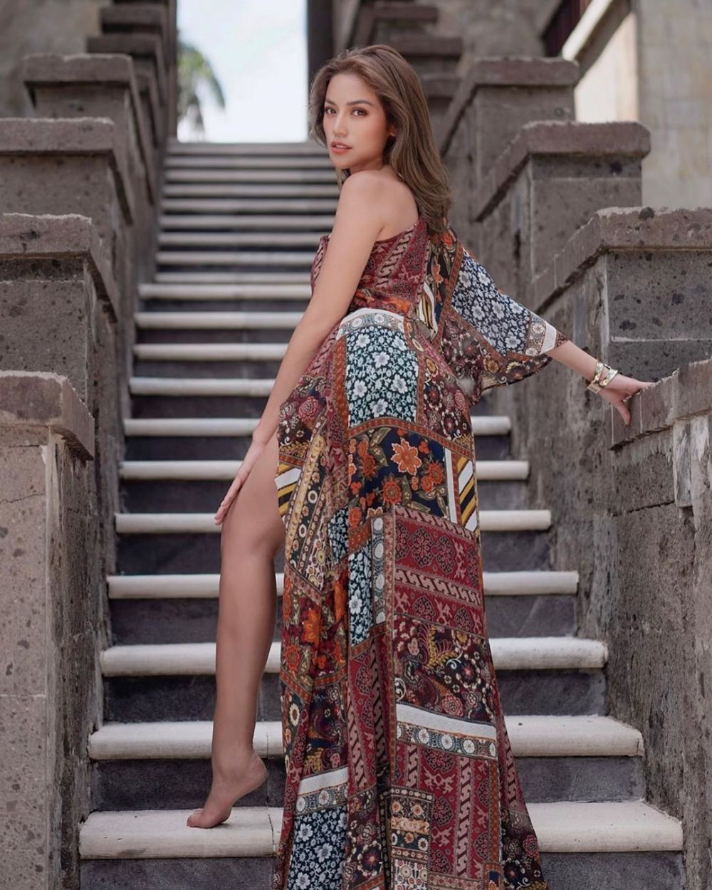 10 Pesona Kecantikan Artis Ketika Mengenakan Busana Batik