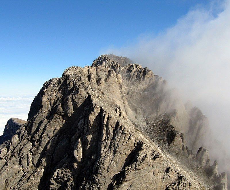 Tidak Hanya Indonesia, 5 Gunung Di Luar Negeri Ini Juga Dikenal Angker