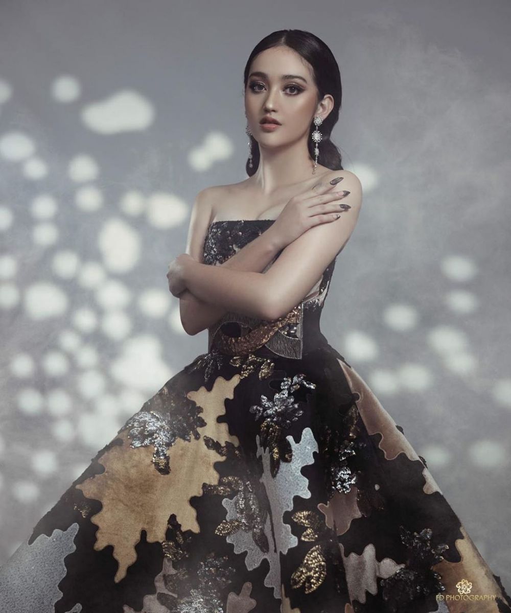 10 Pesona Kecantikan Artis Ketika Mengenakan Busana Batik