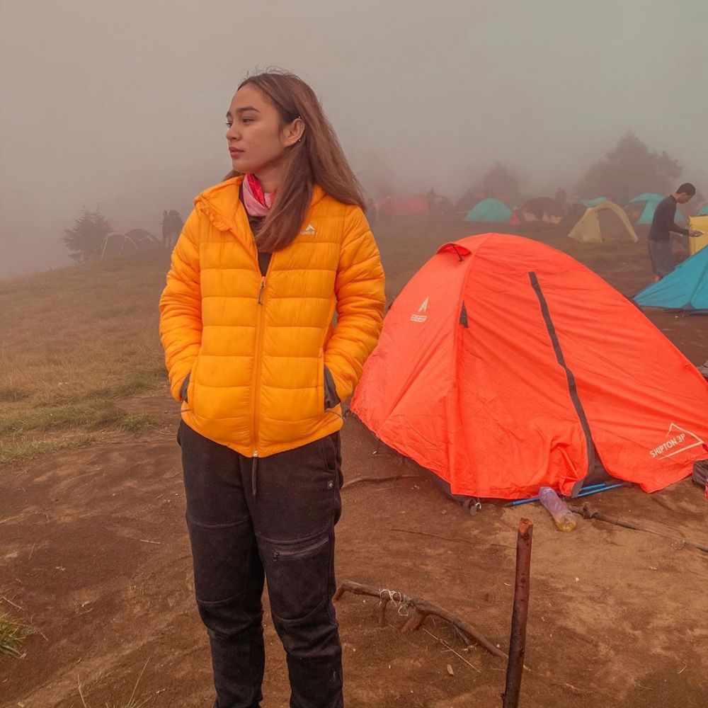 Hobi Mendaki, 10 Potret Memesona Shoumaya Tazkiyyah di Gunung Prau