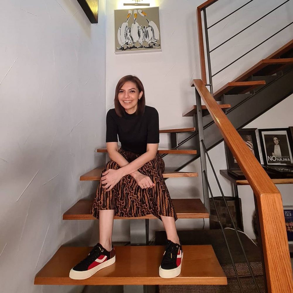10 Pesona Kecantikan Artis Ketika Mengenakan Busana Batik