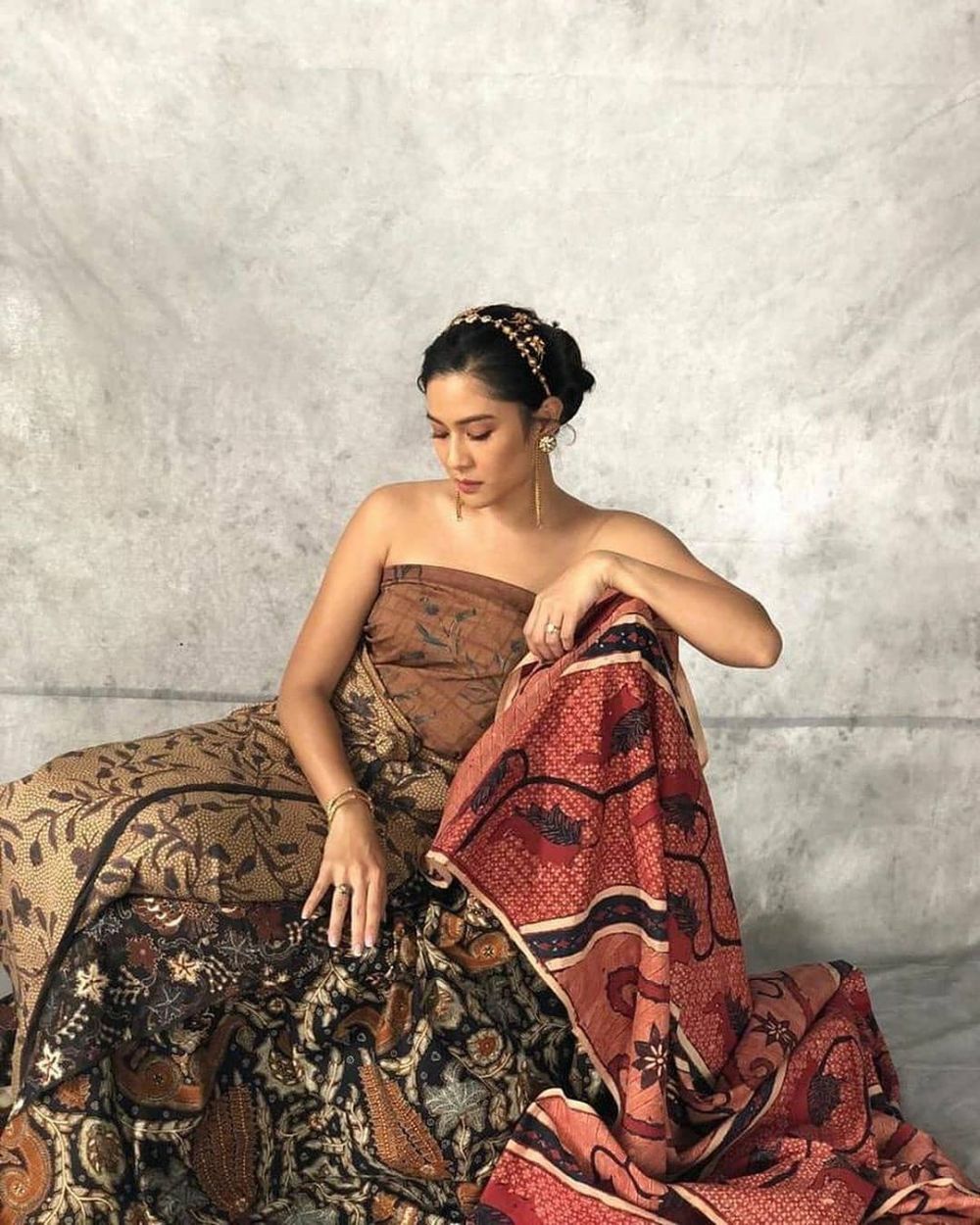 10 Pesona Kecantikan Artis Ketika Mengenakan Busana Batik