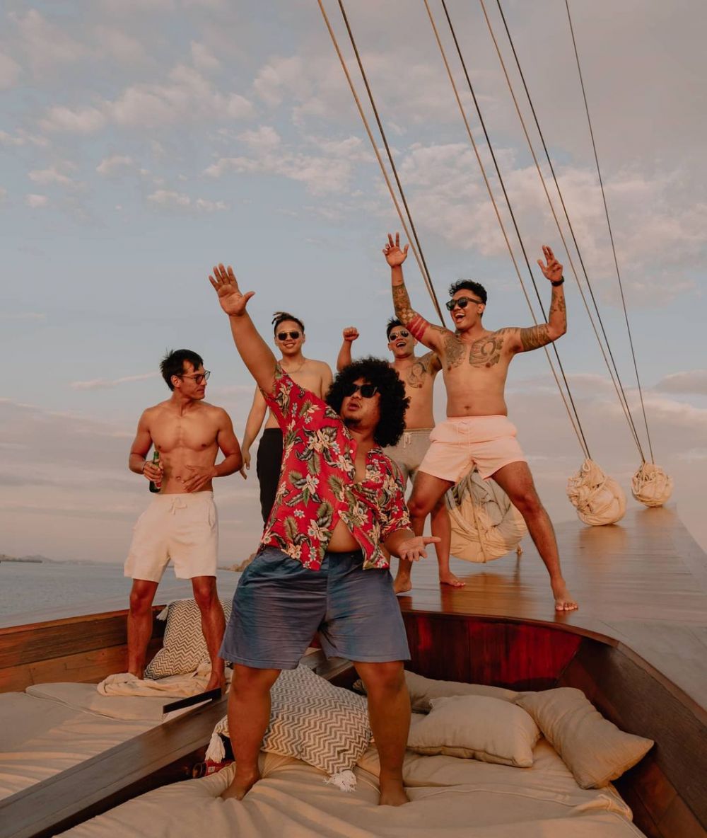 potret-para-artis-naik-kapal-di-labuan-bajo