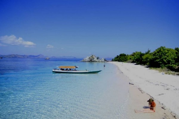 5-pantai-eksotis-yang-terdapat-di-labuan-bajo-memesona-semua