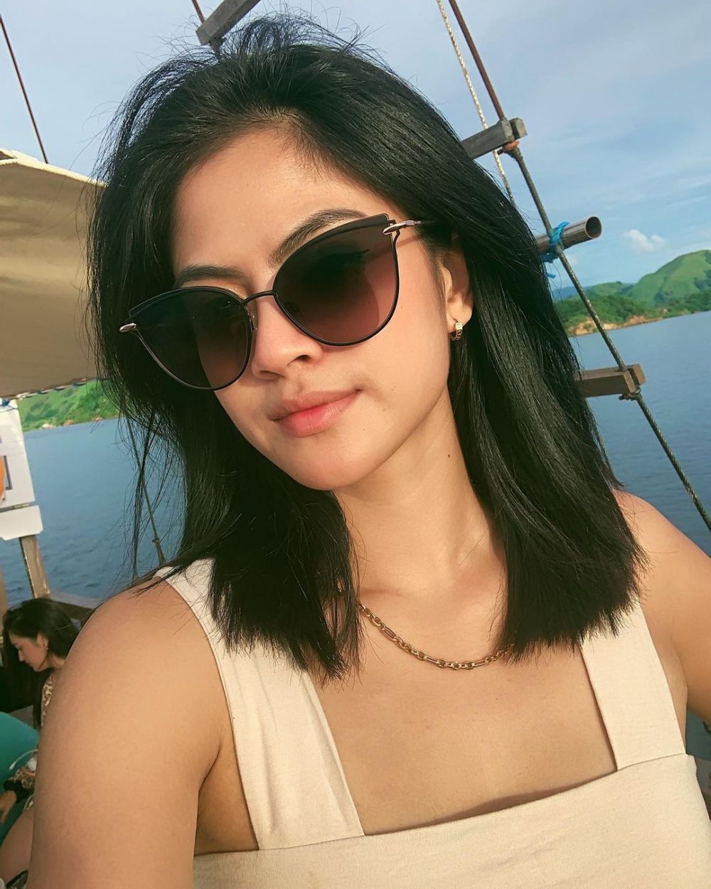 Potret Seru Hana Saraswati Liburan di Labuan Bajo, Bikin Deg-degan!