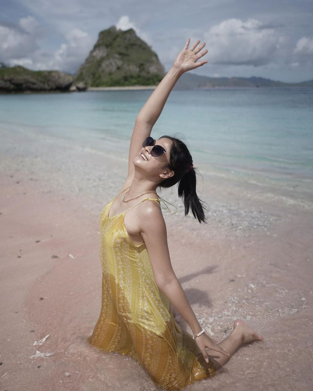 Potret Seru Hana Saraswati Liburan di Labuan Bajo, Bikin Deg-degan!