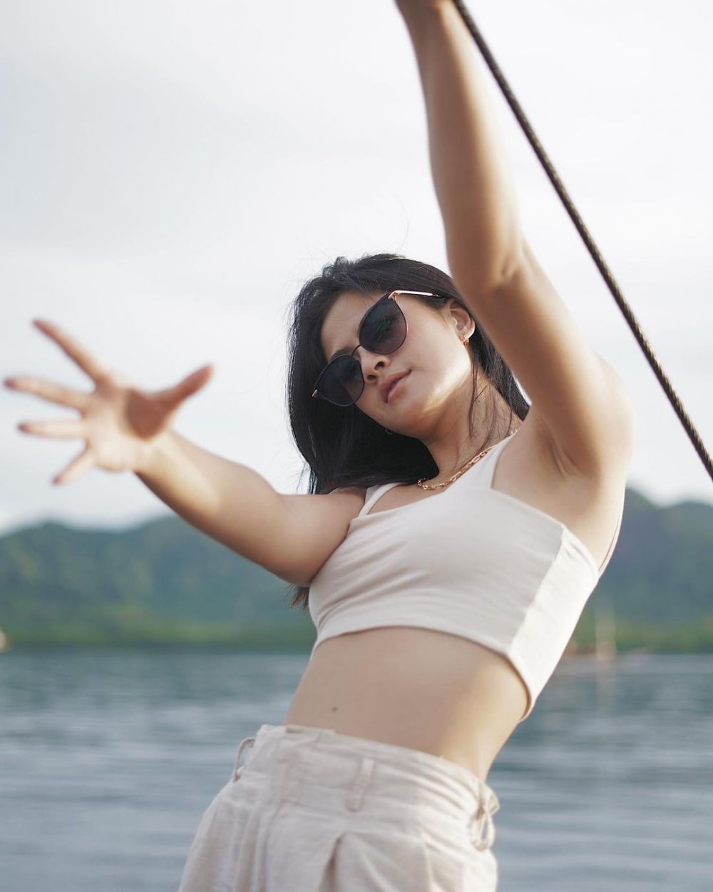Potret Seru Hana Saraswati Liburan di Labuan Bajo, Bikin Deg-degan!