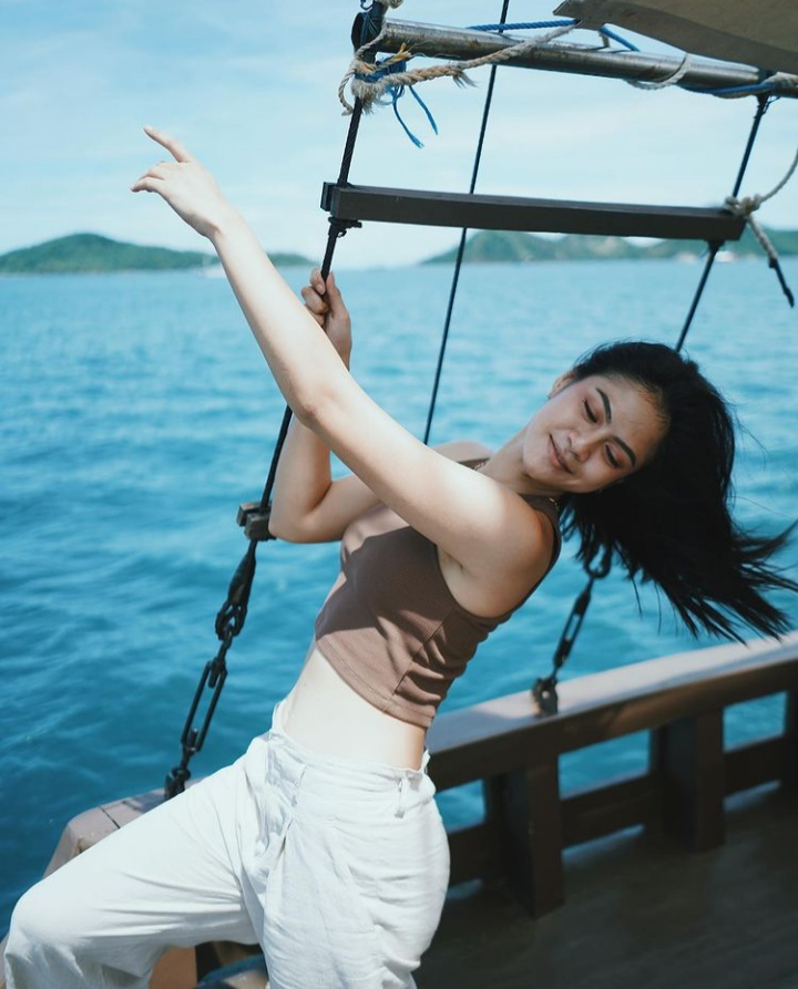 Potret Seru Hana Saraswati Liburan di Labuan Bajo, Bikin Deg-degan!