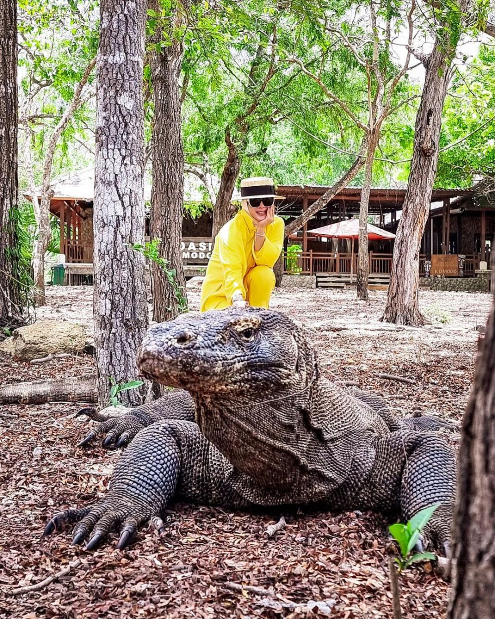 9 Potret Liburan Manja Syahrini di Labuan Bajo