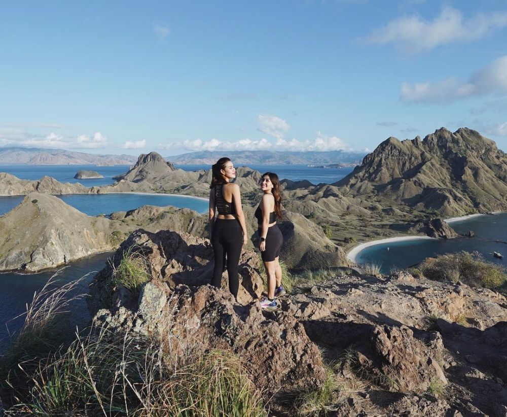 Pesona Syahnaz Sadiqah Liburan di Labuan Bajo, Superkece!