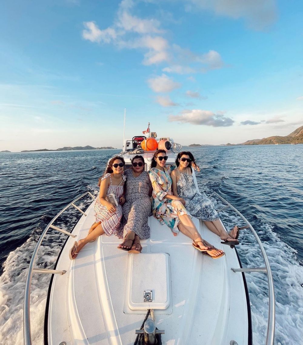 Pesona Syahnaz Sadiqah Liburan di Labuan Bajo, Superkece!