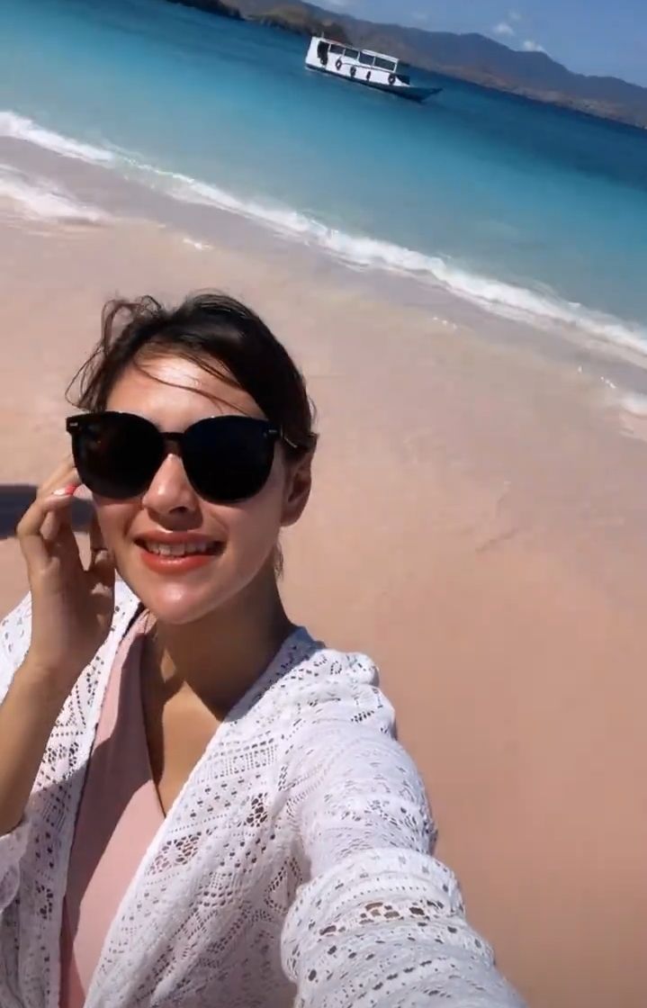 Pesona Syahnaz Sadiqah Liburan di Labuan Bajo, Superkece!