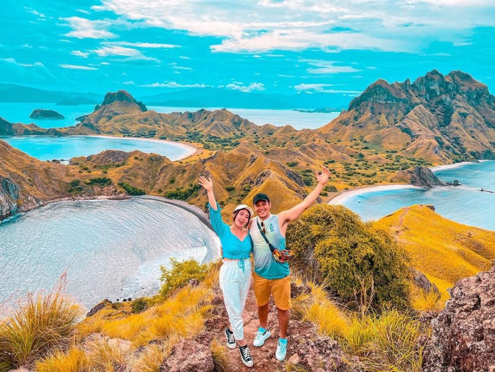 10 Potret Via Vallen dan Kekasih saat Liburan ke Labuan Bajo