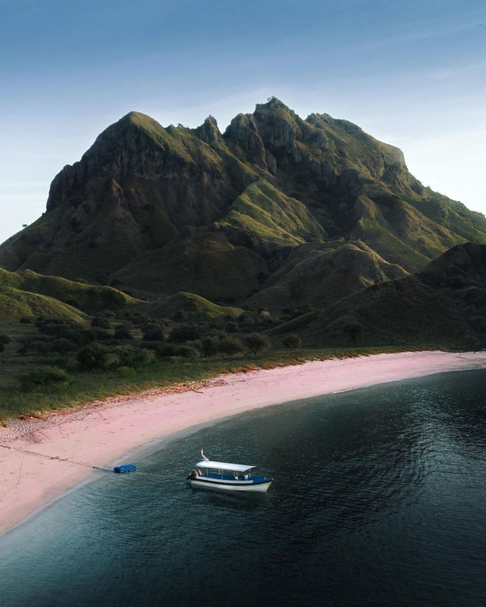  10 Pesona Pink Beach Pulau Komodo, Secuil Surga Bahari di Labuan Bajo!