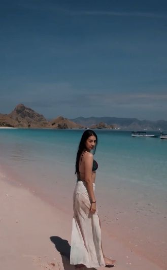 10 Momen Pelesiran Anya Geraldine di Labuan Bajo, Kompak Sama Sahabat!
