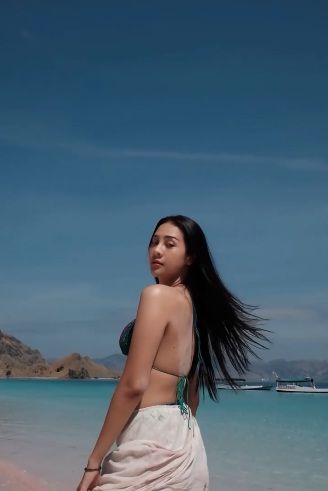 10 Momen Pelesiran Anya Geraldine di Labuan Bajo, Kompak Sama Sahabat!
