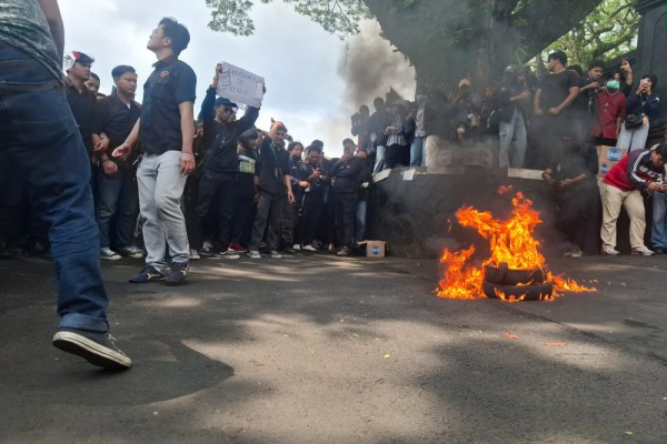 Mahasiswa Berhasil Duduki Gedung DPRD Kota Malang