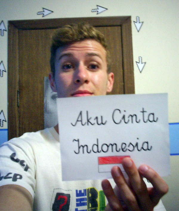 9 Bule Ini jatuh cinta dan tergila-gila dengan Indonesia!