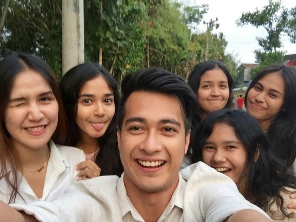 Ini Dia Tipe-tipe Ekspresi Pas Selfie, Mana yang Sering Jadi Ekspresimu?