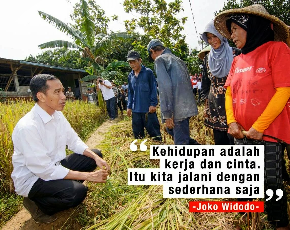 Jokowi Tetap Nekat Blusukan Pakai Sepatu Pantofel di Tengah Guyuran Hujan Deras