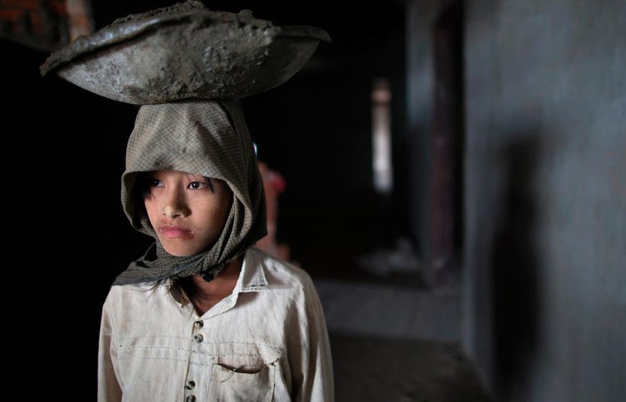 20 Foto Anak yang Dipekerjakan Secara Ilegal Ini Akan Mengubah Caramu Memandang Hidup