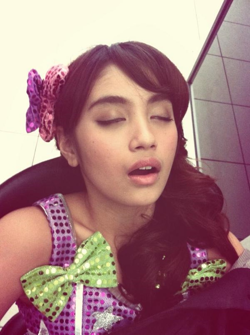 15 Foto Ini Buktikan Seleb Juga Manusia Biasa, Gak Selalu Cakep Setiap Saat