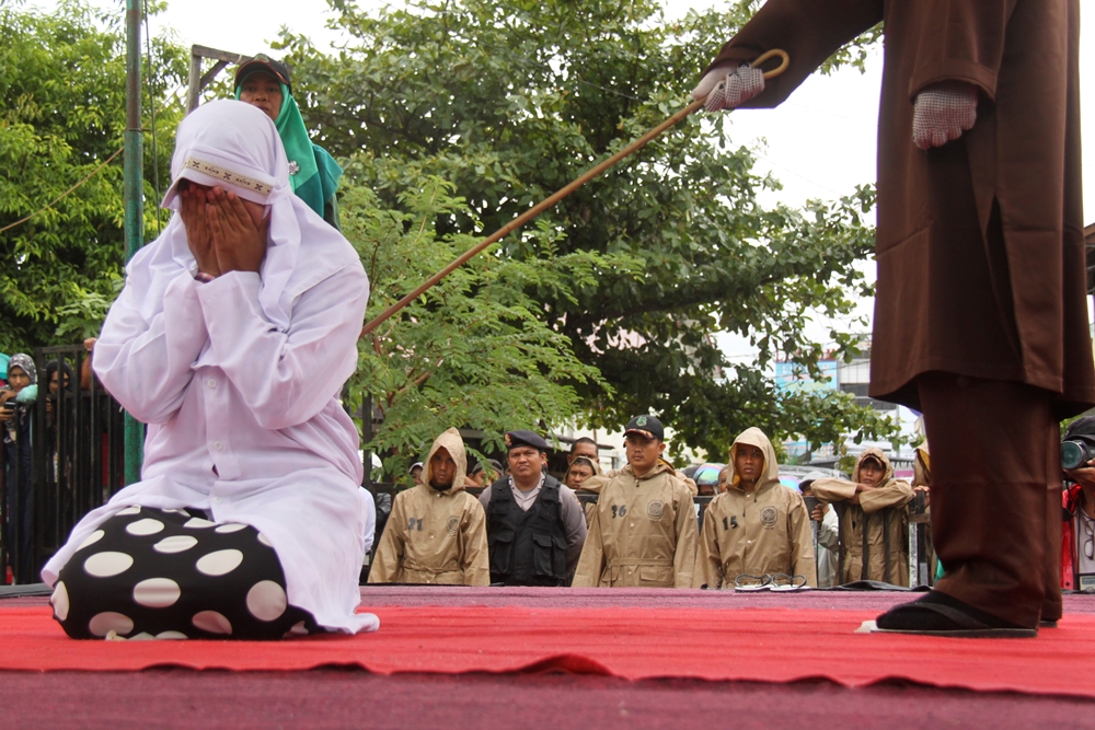 Dunia Soroti Aceh Usai 7 Pasangan Dihukum Cambuk Karena &quot;Terlalu Berdekatan&quot;!