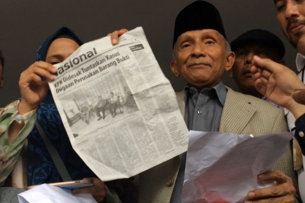 Tunjukkan Berita di Koran, Amien Rais Minta Jokowi Copot Kapolri