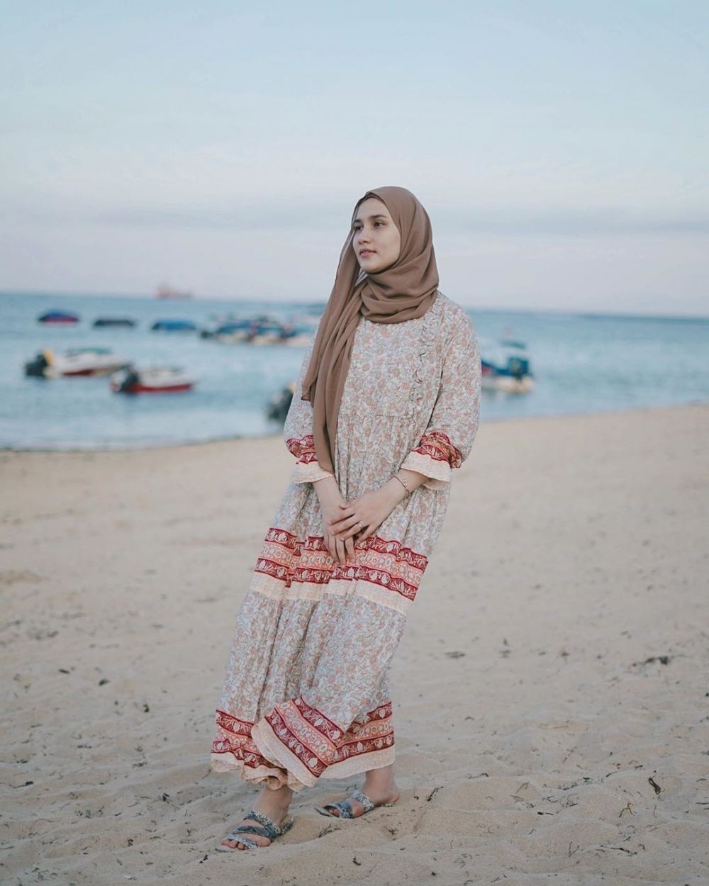 update style hijab buat sista yang suka ke pantai 
