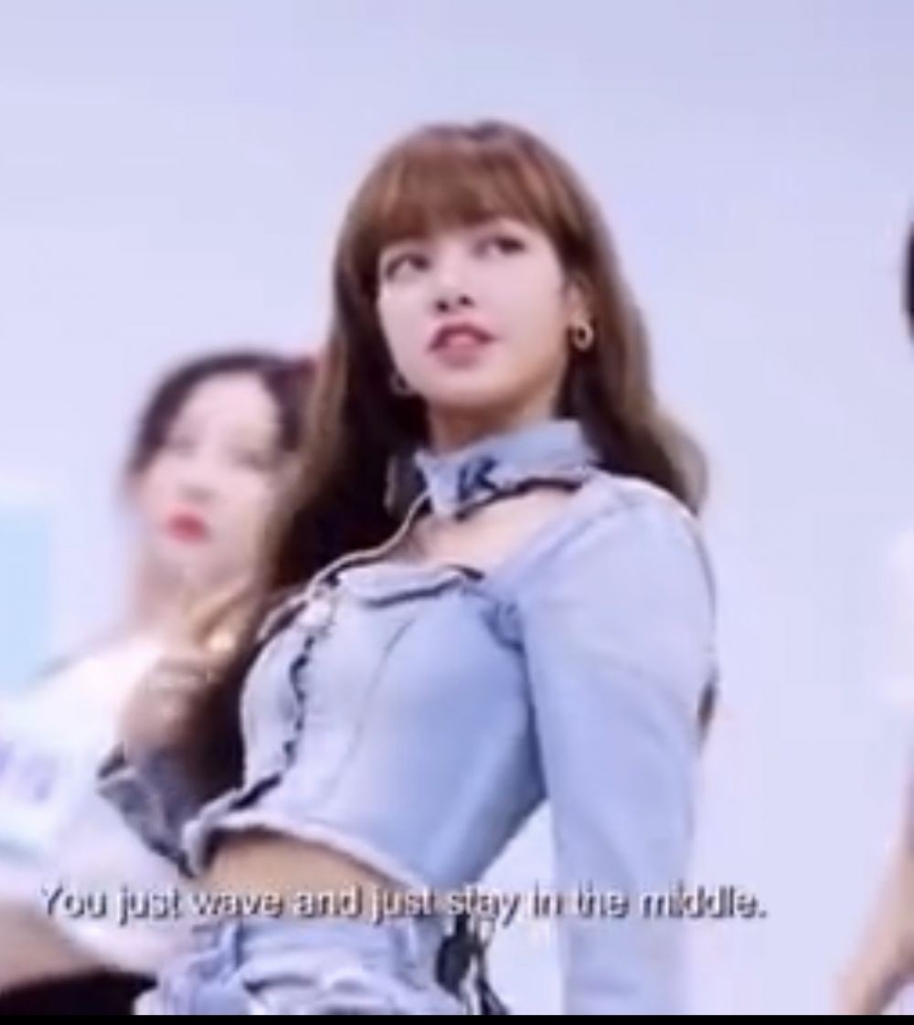 10 Potret Lisa BLACKPINK Jadi Mentor di Ajang Pencarian Bakat China