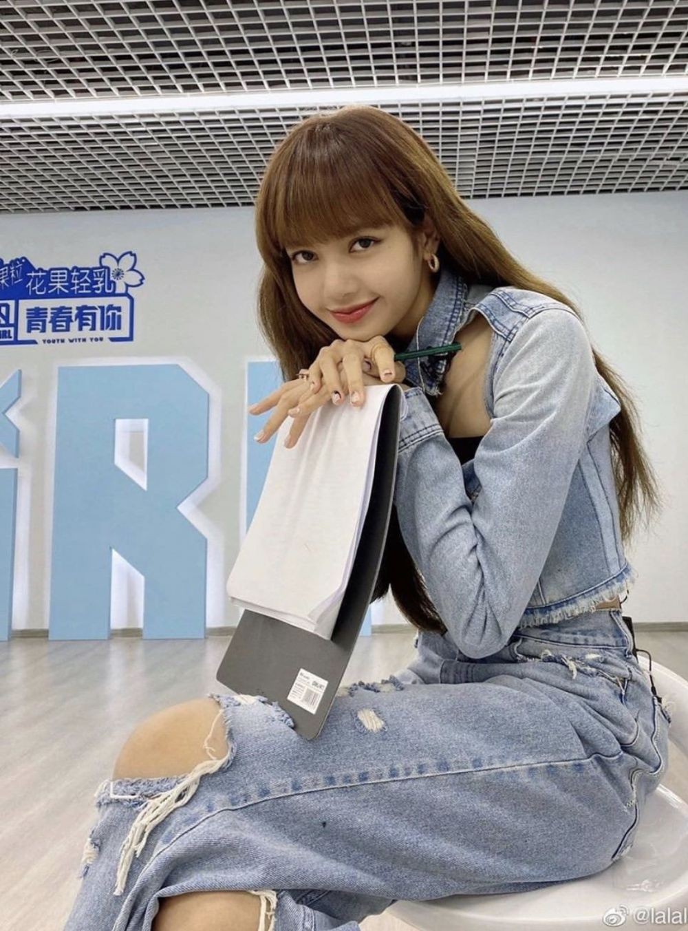 10 Potret Lisa BLACKPINK Jadi Mentor di Ajang Pencarian Bakat China
