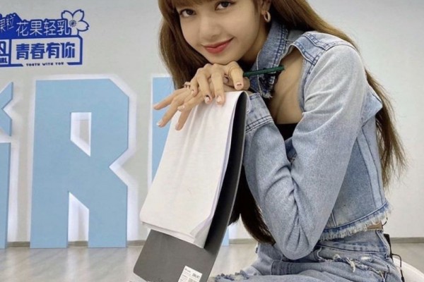 10 Potret Lisa BLACKPINK Jadi Mentor di Ajang Pencarian Bakat China