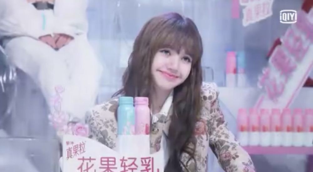 10 Potret Lisa BLACKPINK Jadi Mentor di Ajang Pencarian Bakat China