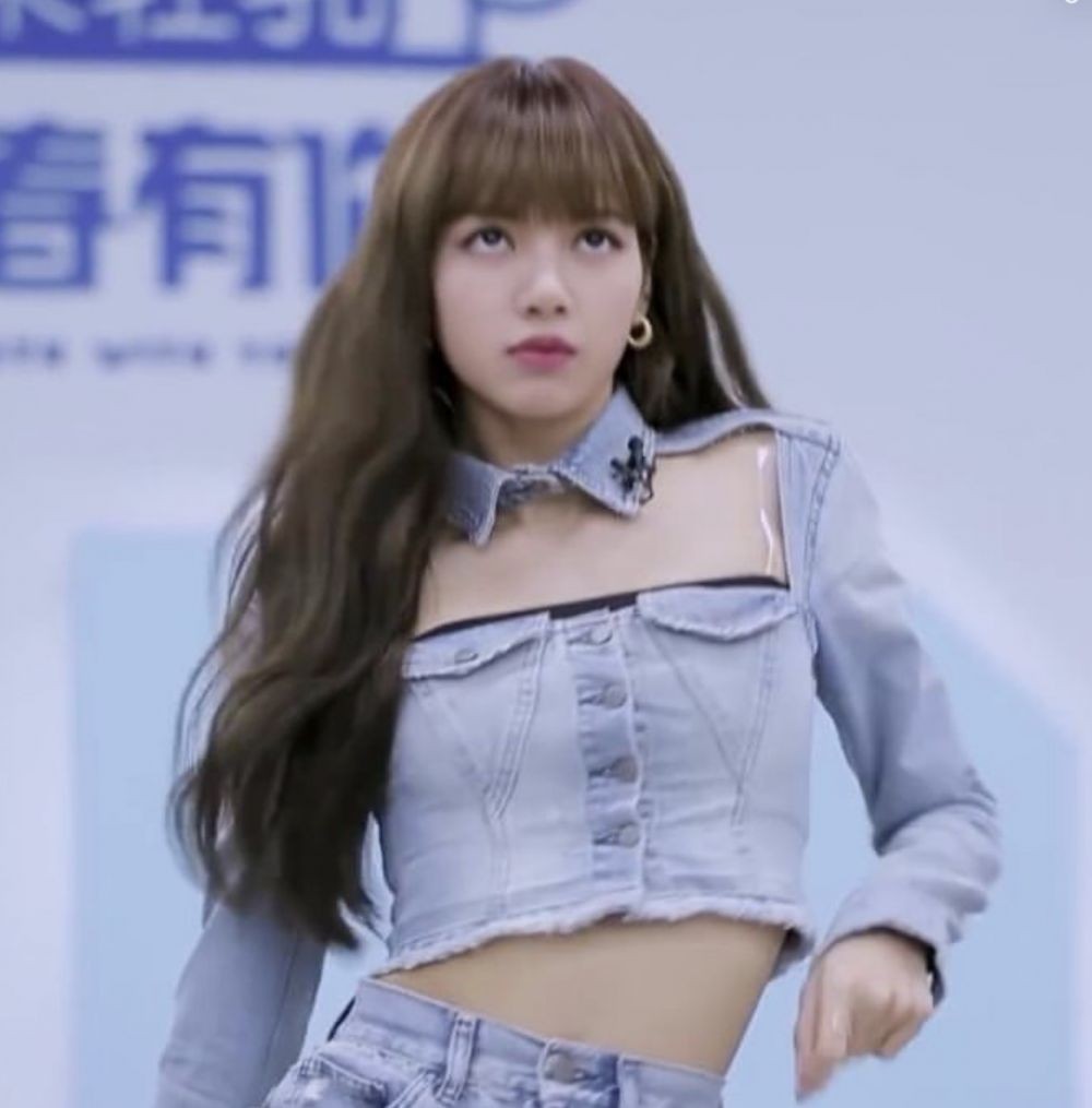 10 Potret Lisa BLACKPINK Jadi Mentor di Ajang Pencarian Bakat China
